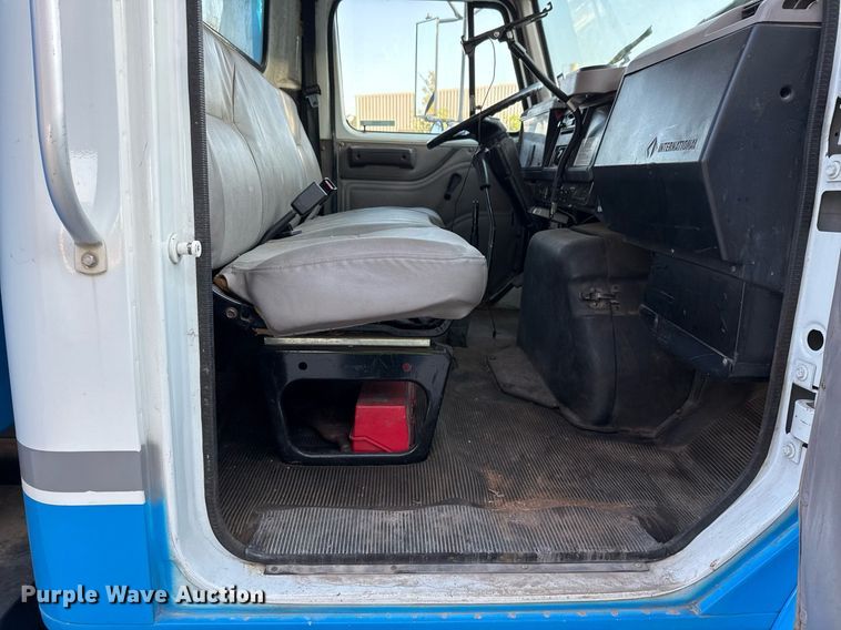 image for item EJ3094 2000 International  4700 dump truck