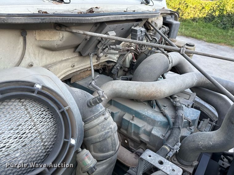 image for item EJ3094 2000 International  4700 dump truck