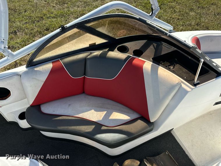 image for item EJ4872 2001 Moomba  Outback  boat