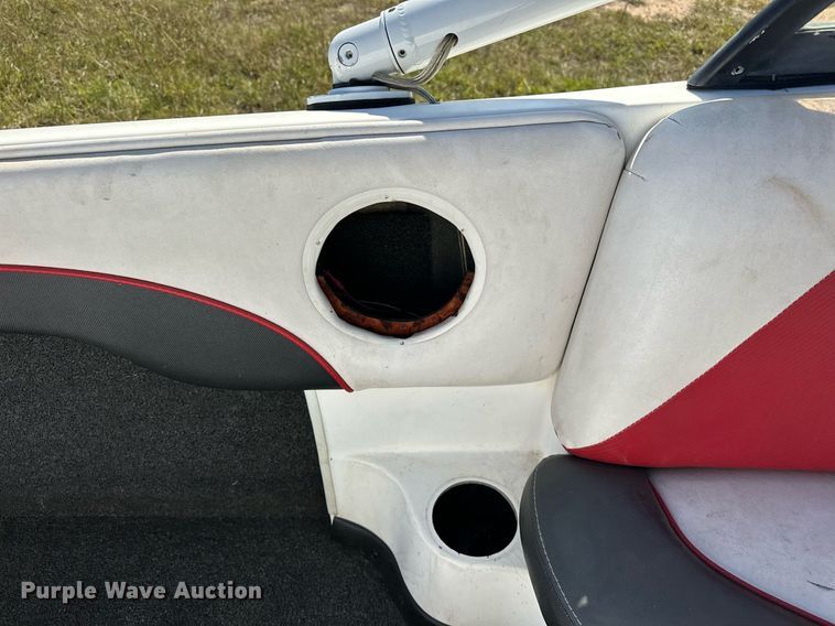 image for item EJ4872 2001 Moomba  Outback  boat