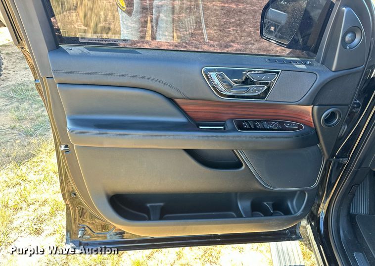 image for item EJ4874 2021 Lincoln  Navigator  SUV