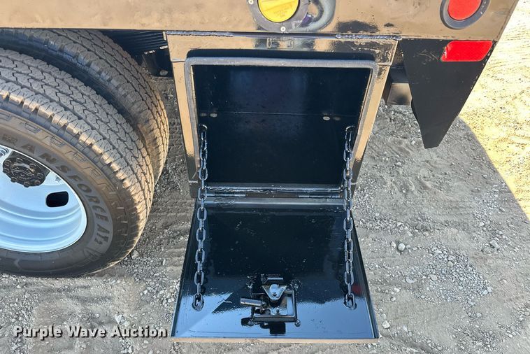 image for item EJ8988 2015 Ford F350 Super Duty  flatbed pickup truck