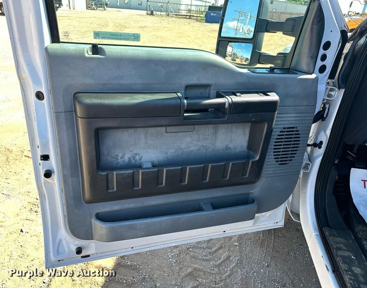 image for item EJ8988 2015 Ford F350 Super Duty  flatbed pickup truck