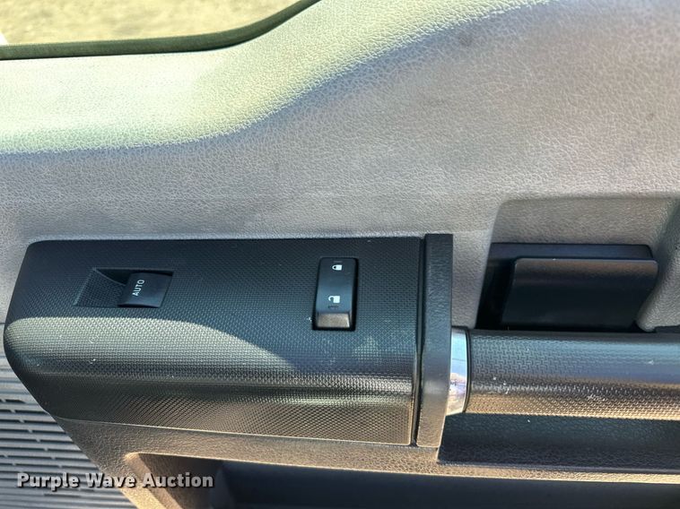 image for item EJ8988 2015 Ford F350 Super Duty  flatbed pickup truck