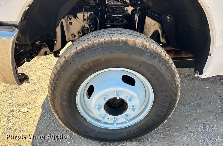 image for item EJ8988 2015 Ford F350 Super Duty  flatbed pickup truck