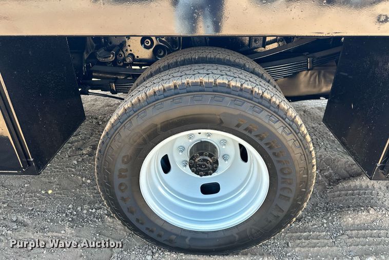 image for item EJ8988 2015 Ford F350 Super Duty  flatbed pickup truck