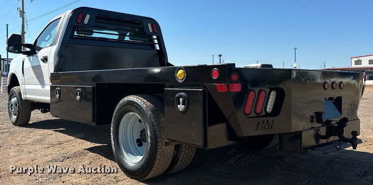 image for item EJ8989 2017 Ford  F350 Super Duty  flatbed pickup truck