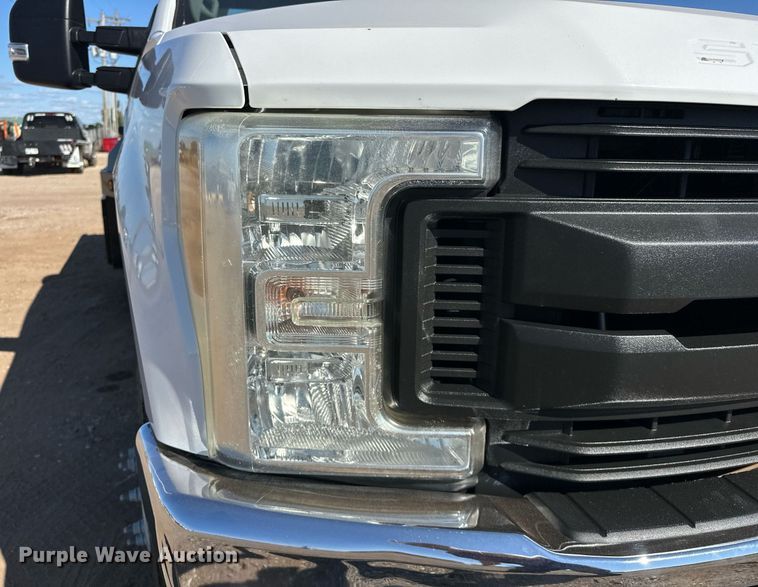 image for item EJ8989 2017 Ford  F350 Super Duty  flatbed pickup truck