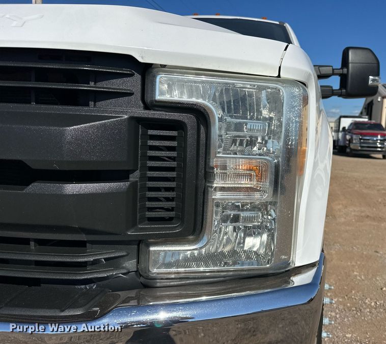image for item EJ8989 2017 Ford  F350 Super Duty  flatbed pickup truck