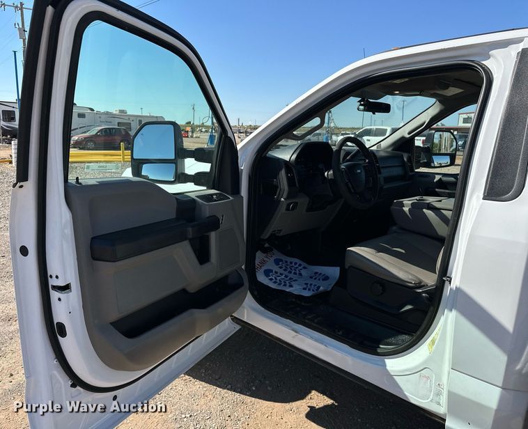 image for item EJ8989 2017 Ford  F350 Super Duty  flatbed pickup truck