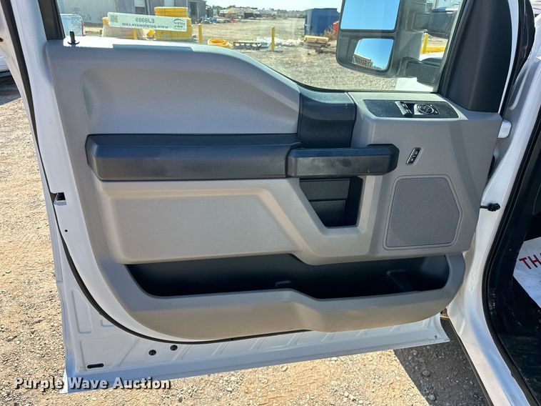 image for item EJ8989 2017 Ford  F350 Super Duty  flatbed pickup truck