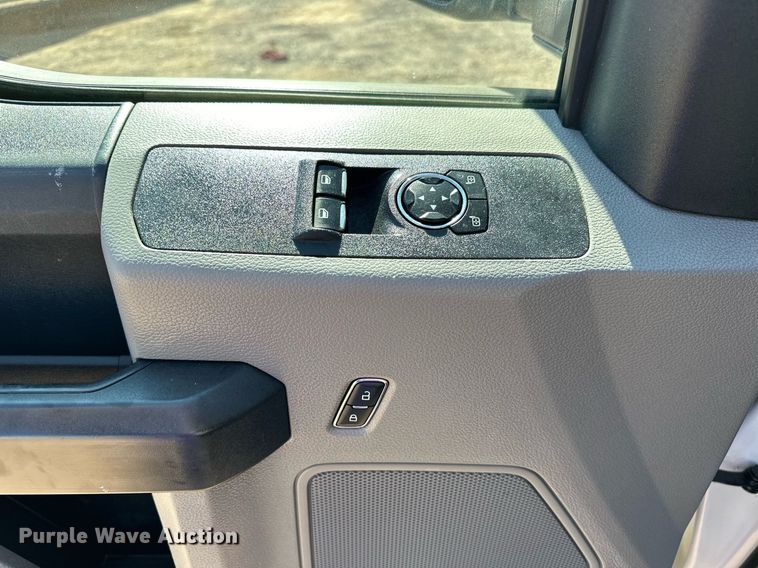 image for item EJ8989 2017 Ford  F350 Super Duty  flatbed pickup truck