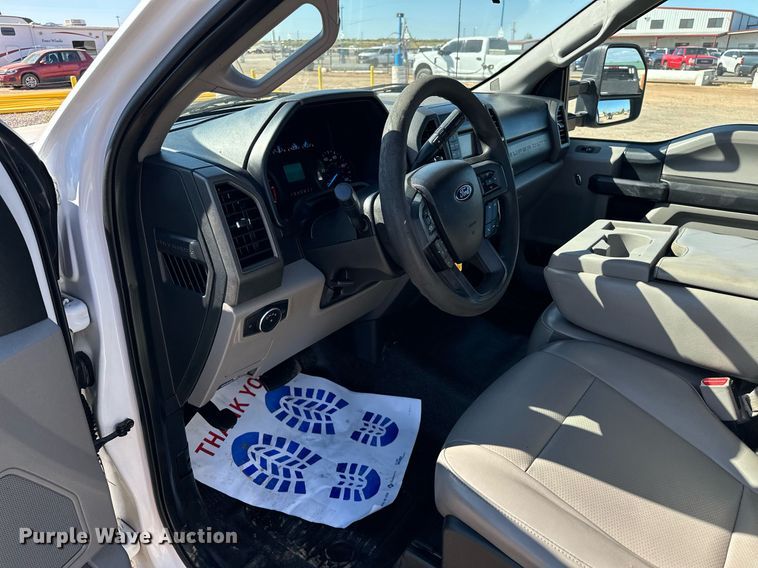 image for item EJ8989 2017 Ford  F350 Super Duty  flatbed pickup truck