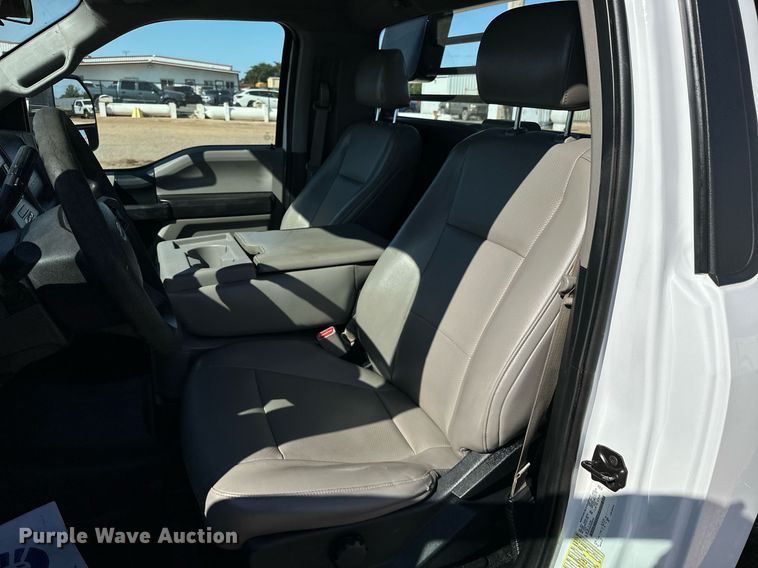 image for item EJ8989 2017 Ford  F350 Super Duty  flatbed pickup truck