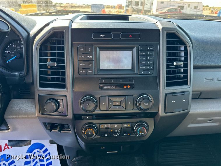 image for item EJ8989 2017 Ford  F350 Super Duty  flatbed pickup truck