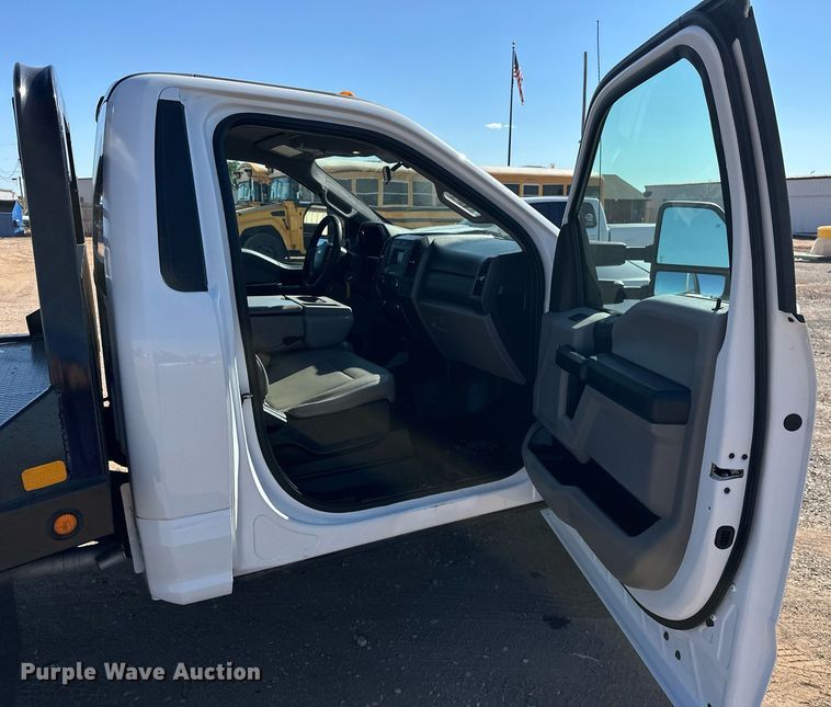 image for item EJ8989 2017 Ford  F350 Super Duty  flatbed pickup truck