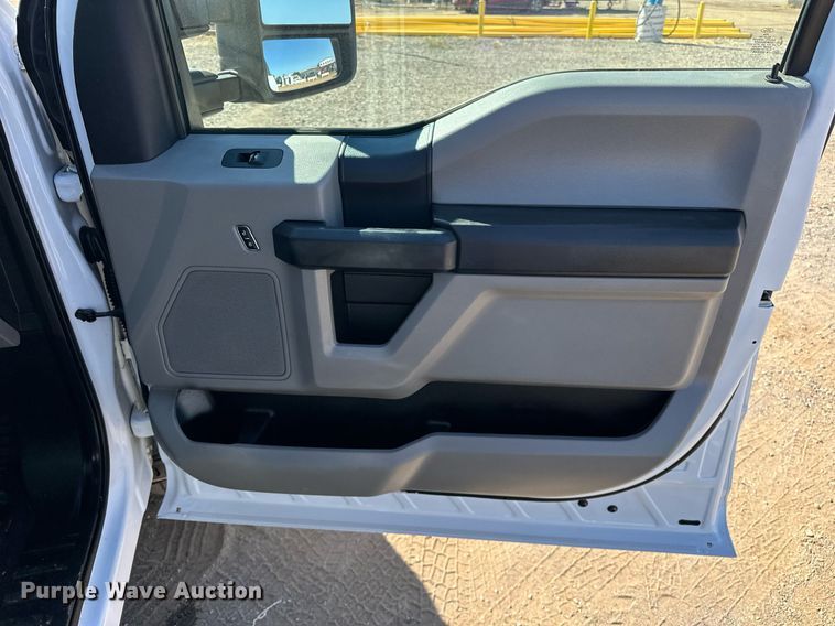 image for item EJ8989 2017 Ford  F350 Super Duty  flatbed pickup truck