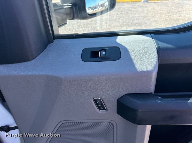 image for item EJ8989 2017 Ford  F350 Super Duty  flatbed pickup truck