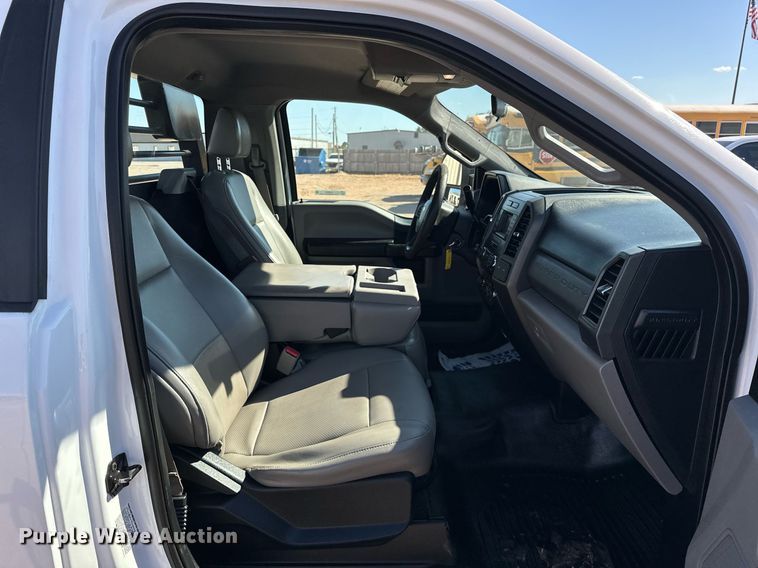 image for item EJ8989 2017 Ford  F350 Super Duty  flatbed pickup truck