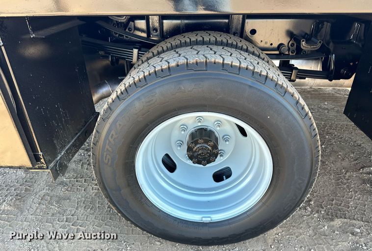 image for item EJ8989 2017 Ford  F350 Super Duty  flatbed pickup truck