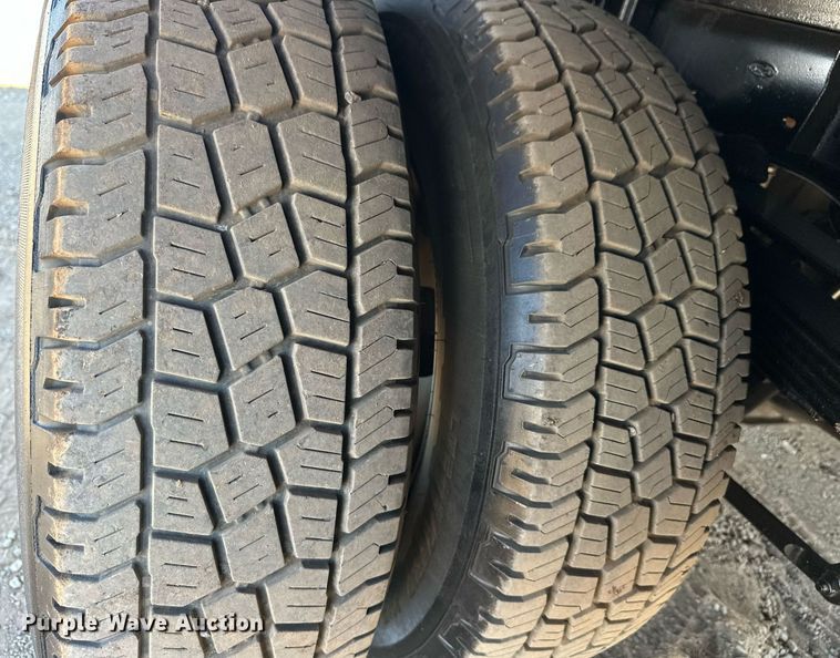 image for item EJ8989 2017 Ford  F350 Super Duty  flatbed pickup truck