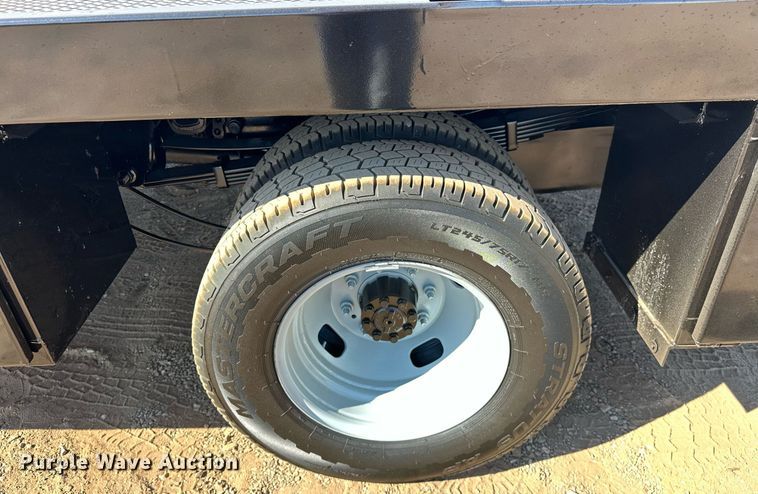 image for item EJ8989 2017 Ford  F350 Super Duty  flatbed pickup truck