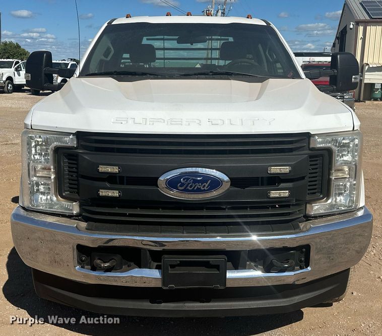 image for item EJ8990 2017 Ford  F350 Super Duty flatbed pickup truck