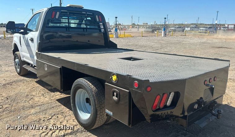 image for item EJ8990 2017 Ford  F350 Super Duty flatbed pickup truck