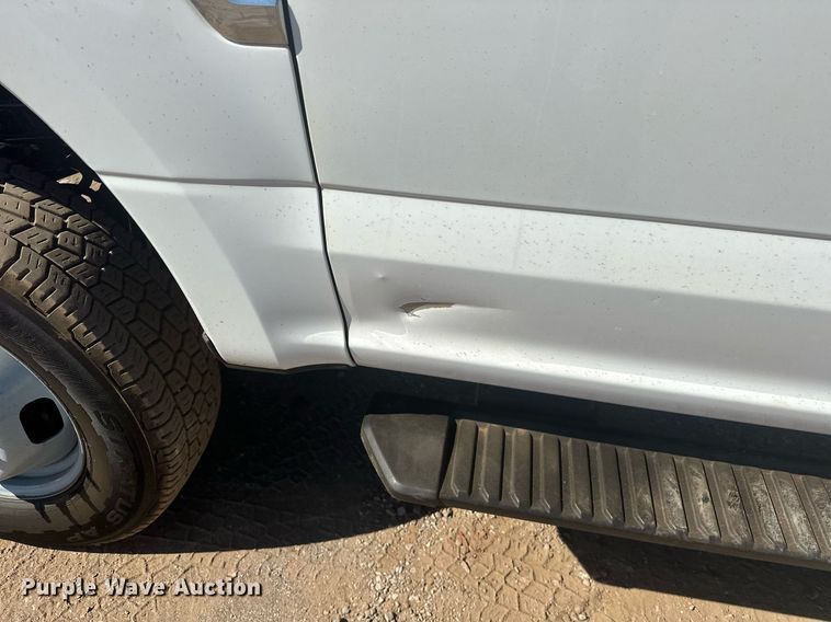 image for item EJ8990 2017 Ford  F350 Super Duty flatbed pickup truck