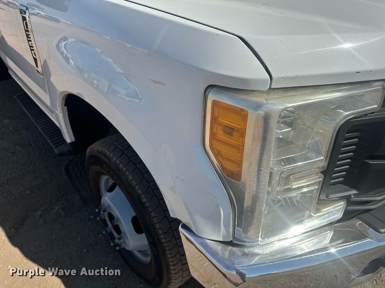 image for item EJ8990 2017 Ford  F350 Super Duty flatbed pickup truck