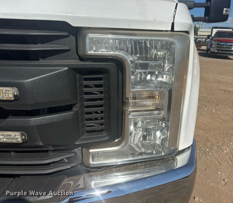 image for item EJ8990 2017 Ford  F350 Super Duty flatbed pickup truck