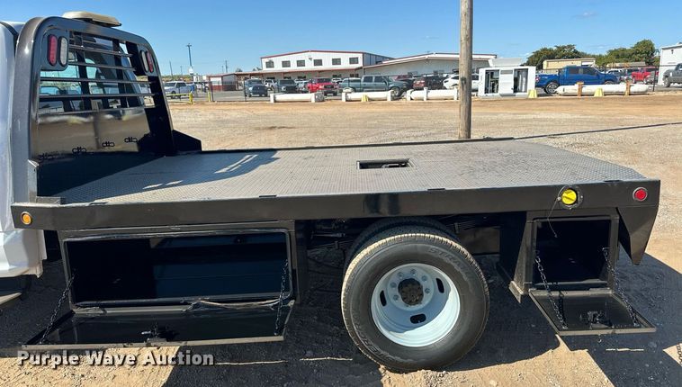 image for item EJ8990 2017 Ford  F350 Super Duty flatbed pickup truck