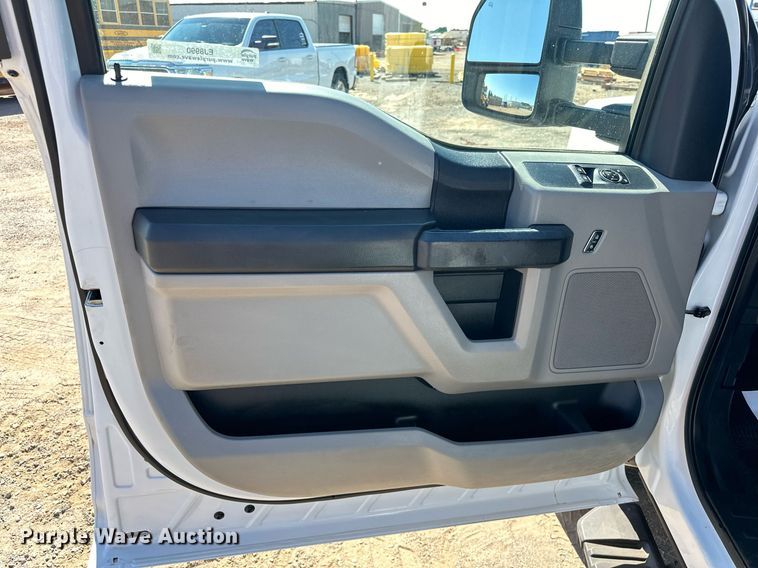 image for item EJ8990 2017 Ford  F350 Super Duty flatbed pickup truck