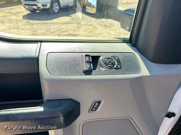 image for item EJ8990 2017 Ford  F350 Super Duty flatbed pickup truck