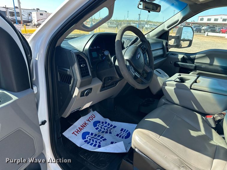 image for item EJ8990 2017 Ford  F350 Super Duty flatbed pickup truck