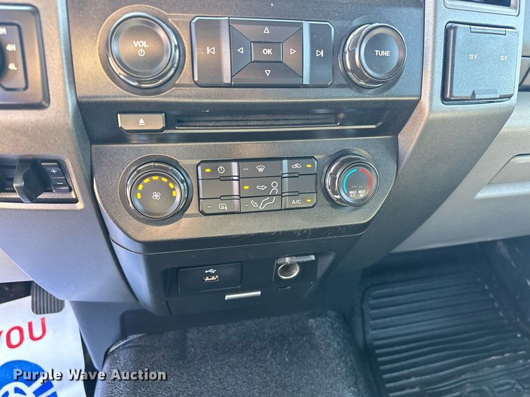 image for item EJ8990 2017 Ford  F350 Super Duty flatbed pickup truck