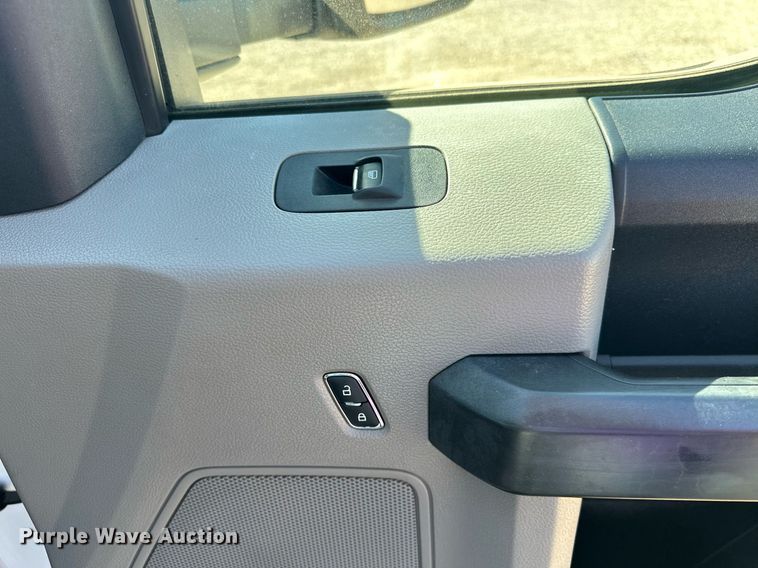 image for item EJ8990 2017 Ford  F350 Super Duty flatbed pickup truck