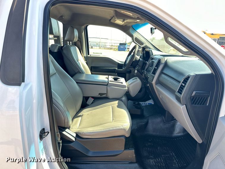 image for item EJ8990 2017 Ford  F350 Super Duty flatbed pickup truck