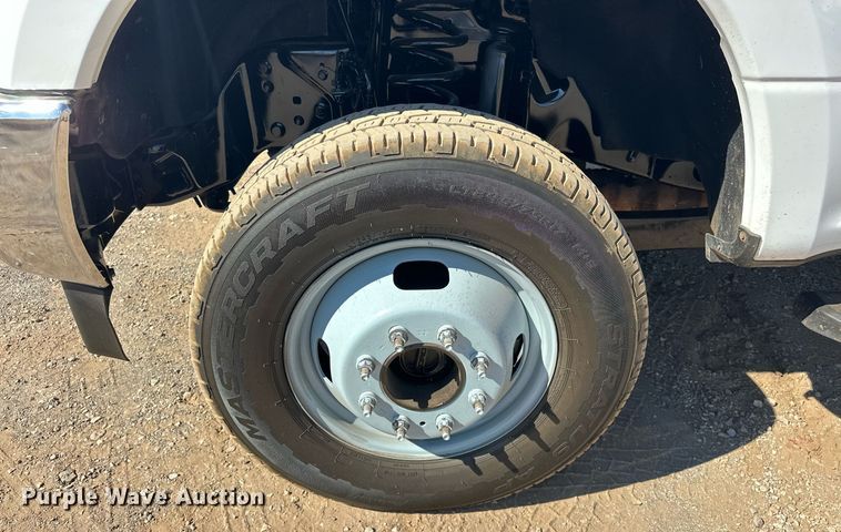 image for item EJ8990 2017 Ford  F350 Super Duty flatbed pickup truck