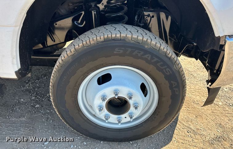 image for item EJ8990 2017 Ford  F350 Super Duty flatbed pickup truck