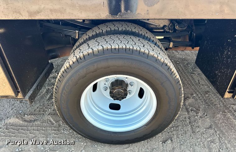 image for item EJ8990 2017 Ford  F350 Super Duty flatbed pickup truck