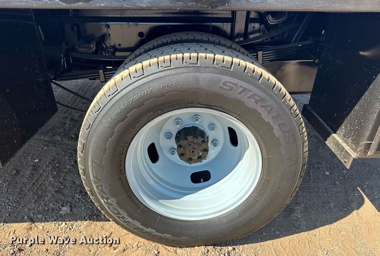 image for item EJ8990 2017 Ford  F350 Super Duty flatbed pickup truck