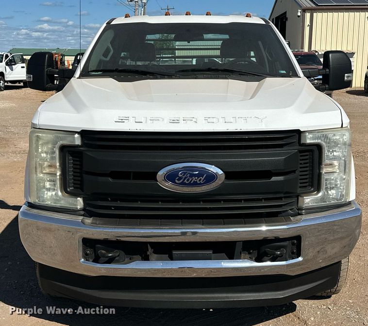 image for item EJ8991 2017 Ford  F350 Super Duty  flatbed pickup truck