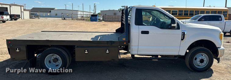 image for item EJ8991 2017 Ford  F350 Super Duty  flatbed pickup truck