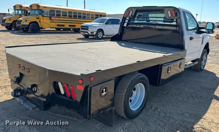 image for item EJ8991 2017 Ford  F350 Super Duty  flatbed pickup truck
