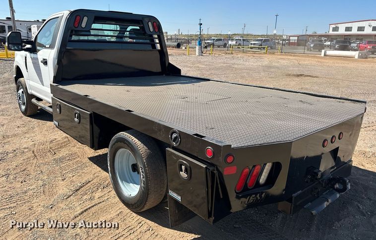 image for item EJ8991 2017 Ford  F350 Super Duty  flatbed pickup truck