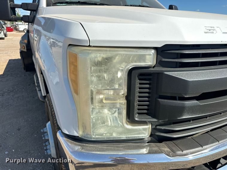 image for item EJ8991 2017 Ford  F350 Super Duty  flatbed pickup truck