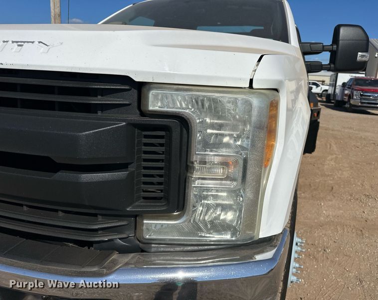 image for item EJ8991 2017 Ford  F350 Super Duty  flatbed pickup truck