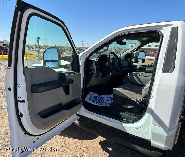 image for item EJ8991 2017 Ford  F350 Super Duty  flatbed pickup truck