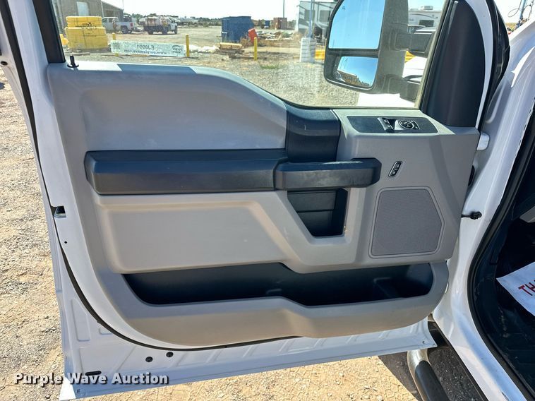 image for item EJ8991 2017 Ford  F350 Super Duty  flatbed pickup truck